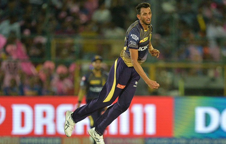 দশ নম্বরে থাকার কথা প্রসিদ্ধ কৃষ্ণের। আগের চেয়ে অনেক ভালো বল করছেন। বোলিং মানসিকতার জন্য নজর কেড়েছেন তিনি।