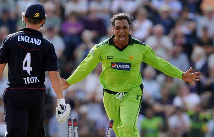 শোয়েব আখতার: বলের গতির জন্য শোয়েবকে রাওয়ালপিন্ডি এক্সপ্রেস বলা হত। ২০০৩-এর বিশ্বকাপে ঘণ্টায় ১৬১.৩ কিলোমিটার বেগে বল করার আন্তর্জাতিক রেকর্ড রয়েছে তার। ১৯৯৩ এবং ২০০৩ সালের বিশ্বকাপে খেলেছেন তিনি।