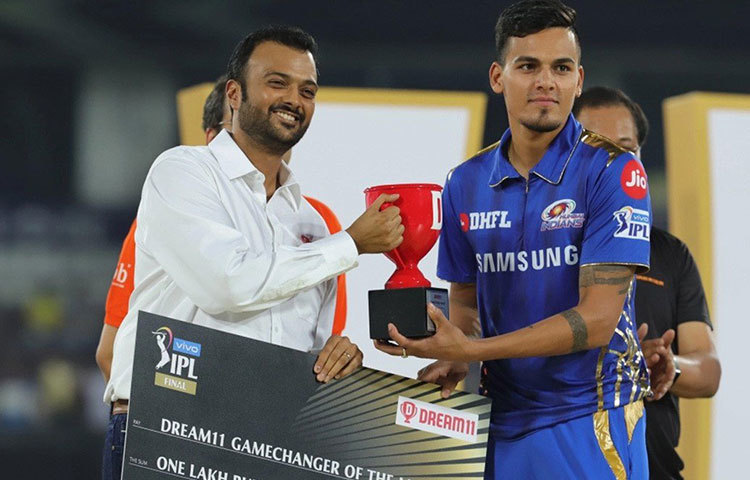 ‘ড্রিম ১১ গেম চেঞ্জার অব দ্য ম্যাচ’ অ্যাওয়ার্ড রাহুল চহারের। রাহুলের অন্যতম অস্ত্র হল নিখুঁত লাইন-লেংথ এবং বৈচিত্র, লেগব্রেকে দক্ষতা। ফাইনালেও চার ওভারে ১৪ রান দিয়ে রাহুলের এক উইকেটের স্পেলটাও মুম্বাইয়ের জয়ের অন্যতম একটা কারণ। এই পুরস্কারের অর্থমূল্য ১ লাখ টাকা।