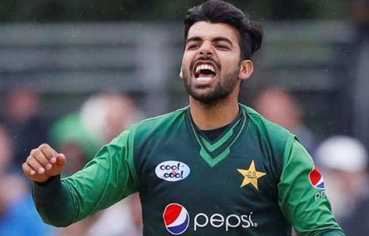 তবে শুধু পেসার হানাই নয়, বিপক্ষের ব্যাটিং শক্তি তছনছ করে দিতে পাকিস্তানের লেগ স্পিনার শাদাব খান ও ইংল্যান্ডের আদিল রশিদকে বেছেছেন ভন। তিন জন পেসার ও দুই স্পিনারে ভরসা রেখেই সেরা একাদশ সাজিয়েছেন তিনি।