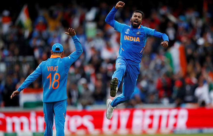 হার্দিক: ব্যাট হাতে ধ্বংসাত্মক হয়ে ওঠার আগেই আউট হলেও পরপর দুই উইকেট নিয়ে পাকিস্তানের কফিনে শেষ পেরেক পুঁতে দেন হার্দিকই। অলরাউন্ডার হিসাবে ক্রমশ পরিণত হয়ে উঠছেন তিনি।