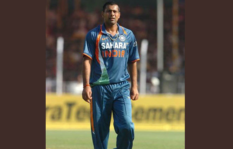 নতুন বলে সুইং করানোর ক্ষমতা রয়েছে। পুরনো বলেও ব্যাটসম্যানকে বেঁধে রাখতে পারতেন। ফলে টিম ইন্ডিয়ার ওডিআই টিমে সহজে জায়গা করে নিয়েছিলেন প্রবীণ কুমার। মেরঠের এই মিডিয়াম পেসার ২০১১ সালে বিশ্বকাপের টিমে ডাকও পেয়েছিলেন। তবে শেষ মুহূর্তে কনুইয়ের চোটের জন্য ছিটকে যান তিনি। ৬৮ ওডিআইতে ২৯২ রান ছাড়াও ৭৭ উইকেট রয়েছে প্রবীণের।