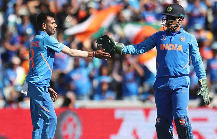 ধোনির ব্যাট হাতে কিছুটা পড়তি ফর্ম চিন্তার কারণ হলেও উইকেটের পিছনে তার উপস্থিতি বটবৃক্ষর মতোই ছায়া যোগায় বিরাটের টিম ইন্ডিয়াকে। সেই নিশ্চিন্ত ছায়া এত সহজে যে ভারত হারাতে চাইবে না তা নিশ্চিত। তবে এ দিন উইকেটের পিছনেও কিছুটা নড়বড়ে দেখিয়েছে ধোনিকে। প্রচুর বাই রান দিয়েছেন তিনি। ফস্কেছেন স্টাম্পিংয়ের সুযোগও।