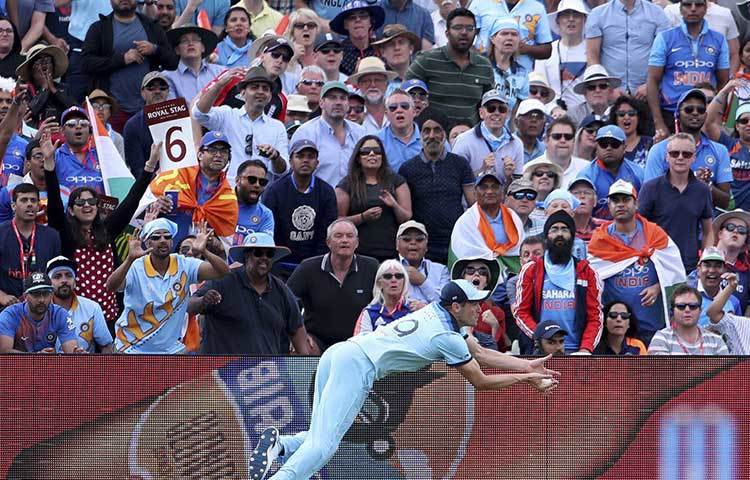 ধোনি যতক্ষণে স্বভাবসিদ্ধ ভঙ্গিতে বল মাঠের বাইরে পাঠালেন, ততক্ষণে অনেক দেরি হয়ে গেছে। স্কোরবোর্ডে তখন প্রয়োজন ৩ বলে ৩৭ রান। ক্রিজের অপরপ্রান্তেথাকা কেদারের জঘন্য ব্যাটিংয়েও ধরা পড়েনি কোনো লড়াকু মনোভাব।