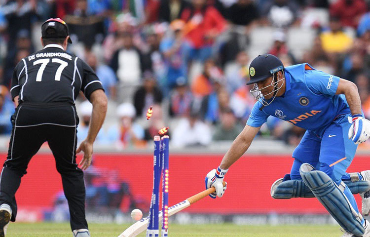 বিশ্বকাপে ব্যাট হাতে রান না পাওয়া গাপ্তিলের ফিল্ডিং দক্ষতা কাজে লেগে গেল এদিন। সেমিফাইনালে তার ডিরেক্ট থ্রো উইকেট ভেঙে দেয় ধোনির। মোক্ষম সময়ে ধোনির ফিরে যাওয়া ভারতকে ছিটকে দেয়।