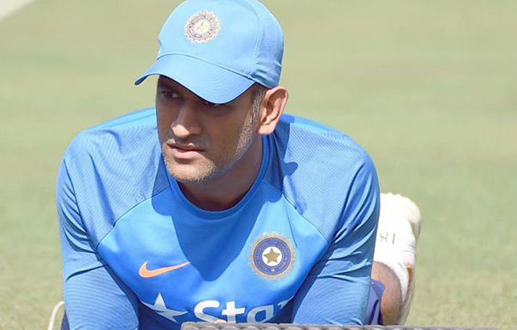 ২০১৭ সালে ইংল্যান্ডের বিরুদ্ধে মাত্র ২৫ রানে ৩ উইকেট পরে যাওয়ার পরও যুবরাজের সঙ্গে ২৫৬ রানের পার্টনারশিপ করে ৩৮১ বিশাল টার্গেট দেয় ভারত। এই ম্যাচে মাত্র ১২২ বল খেলে ১৩৯ রানের ইনিংস খেলেন ধোনি। এটা ছিল ধোনির ২০১৩ সালের পর করা প্রথম শতরান।