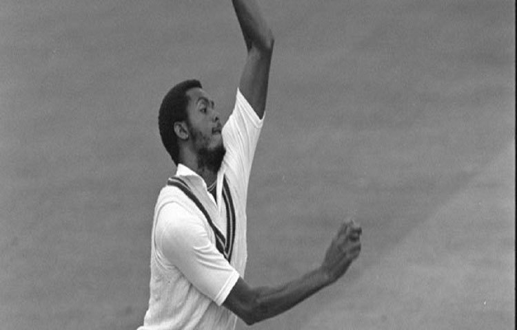 কোর্টনি ওয়ালশ বল করার সময় দেখতে পান সেলিম মালিক ক্রিজের বাইরে দাঁড়িয়ে। তিনি উইকেটে বল লাগিয়ে দেন। ২ রান নেওয়ার পর স্পোর্টসম্যানশিপ দেখিয়ে এই সিদ্ধান্ত নিজেই গ্রহণ করেননি ওয়ালশ। যার ফলে পাকিস্তান ম্যাচটি জিতে যায়।