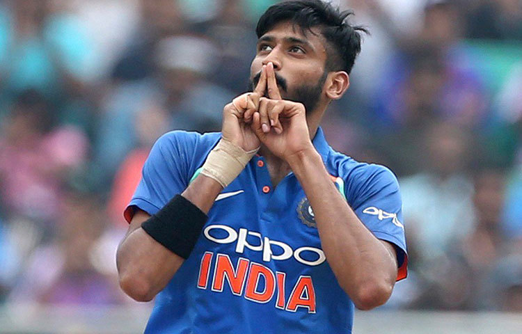 খলিল আহমেদ: জাহির খানের পর ভারতীয় দলে নিয়মিত বাঁ-হাতি পেসারের অভাব দেখা গিয়েছে। যে অভাব খলিল মেটাতে পারেন বলে মনে করছে ভারতীয় বোর্ড। সুযোগ দেয়া হয়েছে তাকে। ক্যারিবিয়ান সফরেই তাকে প্রমাণ করতে হবে নিজেকে।