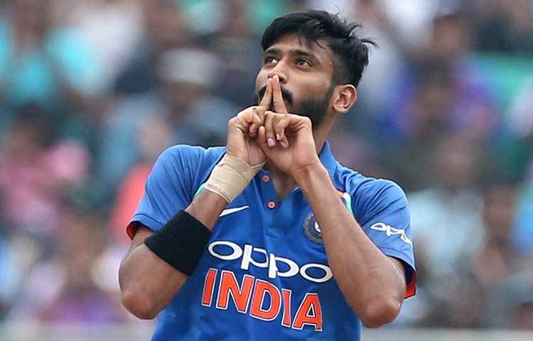 খলিল আহমেদ: ভারতের বাঁহাতি পেসারের অভাব কি মিটতে চলেছে? সম্ভাবনা প্রবল হচ্ছে খলিলকে দেখে। শনিবার দুই ওভার বল করার সুযোগ পেয়ে তুলে নিয়েছেন উইকেট। দিয়েছেন মাত্র আট রান। ভারতীয় পেস ব্যাটারিতে হয়তো নতুন সংযোজন হতে চলেছেন তিনি।