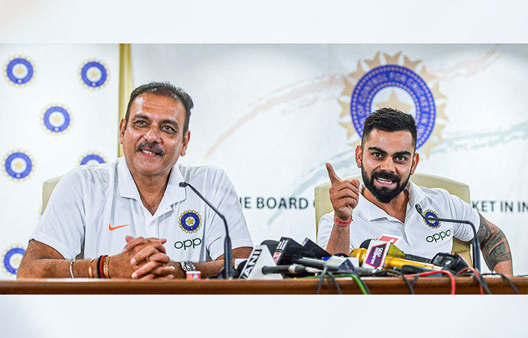 কিন্তু এবারেও তার ওপরেই ভরসা রাখল অ্যাডভাইজারি কমিটি। আরও দু’বছরের জন্য দায়িত্ব দেওয়া হল তাকে। দেখা যাক সেই সুযোগ কাজে লাগিয়ে ভারতের মিডল অর্ডারকে তৈরি করে কোন উচ্চতায় নিয়ে যেতে পারেন কোচ রবি ও অধিনায়ক কোহলির জুটি।