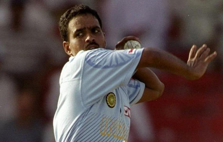 তার আন্তর্জাতিক ক্যারিয়ার শেষ হয় সৌরভের সময়ই। ২০০১ সালে তিনি শেষবার ভারতের হয়ে খেলেন। তারপর ১০ বছর ঘরোয়া ক্রিকেট খেললেও জায়গা হয়নি আন্তর্জাতিক ক্রিকেটে। ২৪টি ম্যাচ খেলেছিলেন সৌরভের অধিনায়কত্বে, কিন্তু সেই ভাবে দাগ কাটতে ব্যর্থ হন। সৌরভ ভরসা রাখেন কুম্বলে-ভাজ্জিতেই।