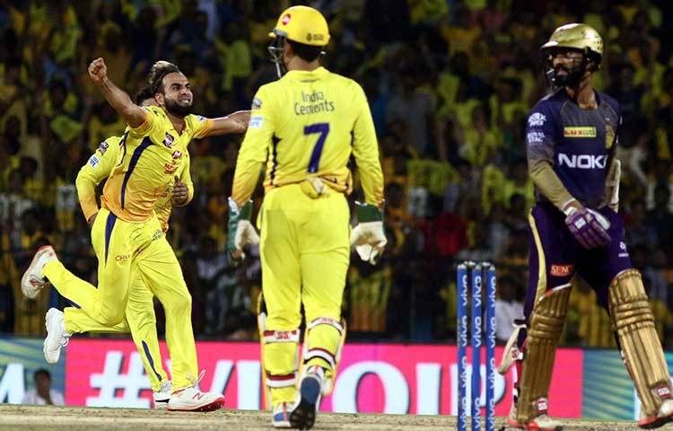 ডেথ ওভারে রান তুলতেই পারছেন না নাইটরা। এ ছাড়া তারুণ্যকেও কাজে লাগাতে পারছেন না ঠিক মতো। যেখানে ‘বুড়ো’ ধোনি ইমরান তাহিররা ম্যাচ বের করে নিয়ে যাচ্ছেন, সেখানেই পিছিয়ে পড়ছেন নাইটরা।