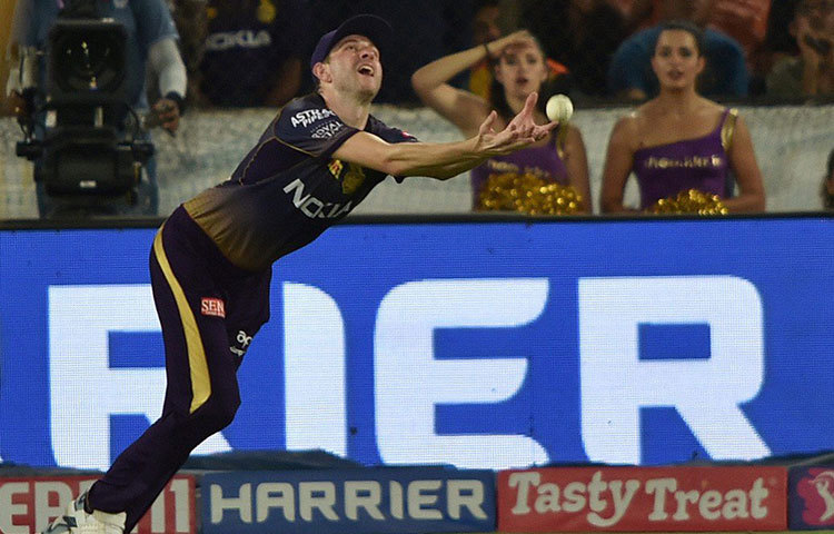 রবিবারের ম্যাচে তিনটে ক্যাচ মিস করলেন নাইট ফিল্ডাররা। প্রথম ক্যাচ মিস হল বেয়ারস্টো যখন এক রানে ব্যাট করছেন। ওই ক্যাচটা নিলে ম্যাচের ফল বদলাতে পারত। আত্মবিশ্বাসের কারণেই মনোসংযোগের অভাব ঘটছে।