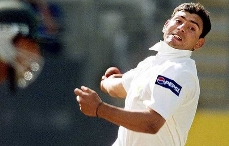 সাকলাইন মুস্তাক: বিশ্ব ক্রিকেটের অন্যতম সেরা স্পিনার। তার ‘দুসরা’ ডেলিভারি ছিল বিশ্ববিখ্যাত। ১৯৯৫-২০০৪ সালের মধ্যে ৪৯টি আন্তর্জাতিক টেস্ট ও ১৬৯টি ওয়ানডে খেলেছেন।