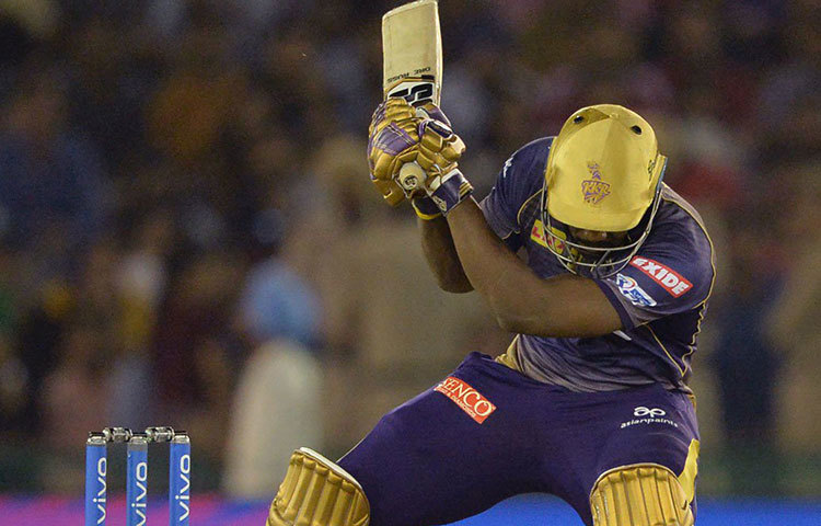 কেকেআরের হারের পিছনে মুম্বাই টিম ম্যানেজমেন্টের স্ট্র্যাটেজিও একটা বড় ফ্যাক্টর ছিল। কেকেআরে অন্যতম অস্ত্র রাসেলকে ভোঁতা করে দেওয়ার জন্য যা যা করা দরকার, তা-ই করেছেন মুম্বাই থিঙ্কট্যাঙ্ক। রাসেল ব্যাটিং করতে নামামাত্রই তাকে রাউন্ড দ্য উইকেটে এসে বাউন্সার উপহার দিয়েছেন লাসিথ মালিঙ্গা। পরের বলেও একই ধরনের।