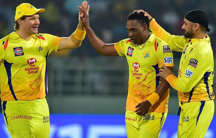 বোলার ব্যবহারের ক্ষেত্রেও খুব ঠান্ডা মাথার পরিচয় দিলেন ধোনি। অদ্ভুতভাবে ব্যবহার করলেন ব্রাভোকে। প্রায় প্রতি বলের আগে ব্রাভোর কাছে গিয়ে বুঝিয়ে দিচ্ছিলেন ঠিক কী চাই। ব্যাটসম্যানকে অসুবিধায় ফেলে উইকেট টু উইকেট বল করলেন ব্রাভো। ৪ ওভারে মাত্র ১৯ বলে ২ উইকেট নিলেন তিনি। ধোনির বুদ্ধিমত্তার এই ঝলকের সামনেও পরাস্ত হল দিল্লি।