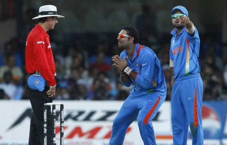 ২০১১ বিশ্বকাপে ভারত-ইংল্যান্ড খেলা চলছিল। ইয়ান বেলের বিরুদ্ধে এলবিডবিøউর আবেদন খারিজ করেন আম্পায়ার বিলি বাওডেন। ডিআরএসের আবেদনও মানা হয়নি উইকেট থেকে আড়াই মিটার দূরে বল প্যাডে লাগায়। তুমুল বিতর্ক হয় সেই সিদ্ধান্ত নিয়ে। পরে আইসিসি সেই নিয়ম পাল্টে ফেলে। এই সিদ্ধান্ত নিয়েও প্রবল বিতর্ক হয়।