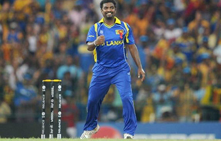 এই দলের ১১ নম্বরে থাকছেন সর্বকালের সেরা অফস্পিনার মুরলীধরন। ২০০৭ এবং ২০১১ সালে দুরন্ত পারফর্ম্যান্স ছিল তার। ২০০৭ সালে ২৩ উইকেট পেয়েছিলেন তিনি। ৩১ বলে ৪ উইকেট নেন নিউজিল্যান্ডের বিরুদ্ধে। ২০১১ সালে ১৫টি উইকেট নিয়েছিলেন বিশ্বকাপে। মোট ৫৩৪টি উইকেট নিয়ে ৩.৯৩ ইকনমি রেট নিয়ে অবসর নিয়েছেন মুরলীধরন।