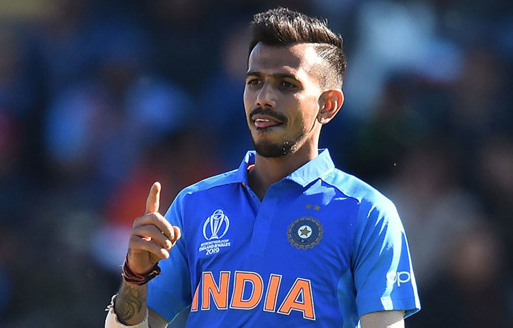 কুলদীপের মতোই প্রথমবার বিশ্বকাপ খেলছেন যুজবেন্দ্র চহাল। ধারাবাহিকতার জন্য ‘ভেরি ভেরি স্পেশ্যাল’ লক্ষ্মণ প্রোটিয়াদের বিরুদ্ধে চহালকে প্রথম একাদশে রাখছেন। এই দুই স্পিনারের উপরে নির্ভর করছে ভারতের বোলিং আক্রমণ।