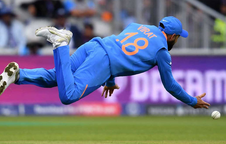 ফিল্ডিং: এই জায়গায় ভারত কয়েক যোজন এগিয়ে ছিল পাকিস্তানের চেয়ে। রোহিতের আউট মিস করা থেকে প্রচুর মিসফিল্ড, সবই দেখা গেল পাকিস্তান বল করার সময়। উল্টোদিকে ভারত ফিল্ডিংয়েই প্রচুর রান বাঁচিয়ে পাক ব্যাটসম্যানদের চাপ বাড়িয়ে তুলছিল।