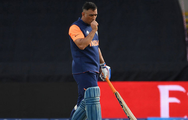 ভারতের এই হতশ্রী পারফরম্যান্সে হতবাক গোটা বিশ্ব। নিন্দার ঝড় উঠেছে ধোনির এই গা ছাড়া ব্যাটিংয়ের। কেদারের পরিবর্তে দলে জাদেজাকে নেওয়ার পরামর্শ দিয়েছেন বহু প্রাক্তন ক্রিকেটার। আপাতত এই ম্যাচ জিতে সেমিফাইনালের আশা জিইয়ে রাখল অইন মর্গ্যানদের দল।