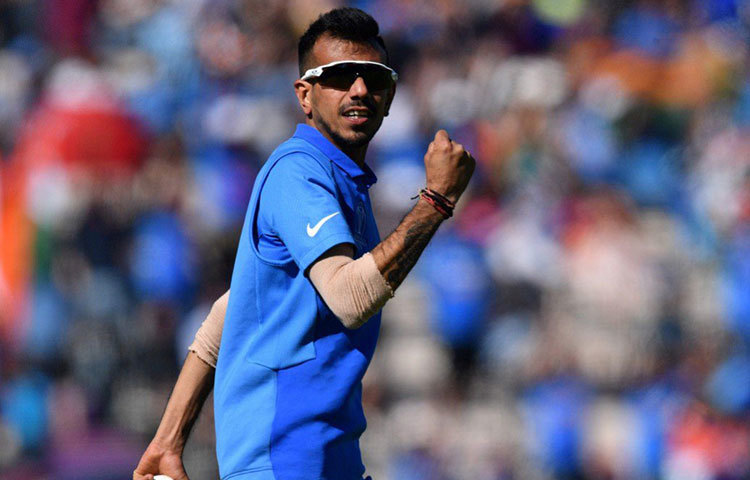 যুজবেন্দ্র চহাল: ‘কুল-চা’ জুটিকে ভাঙতে চাইবে না ভারতীয় দল। বিশ্বকাপে কুলদীপ ফর্মে না থাকলেও, নিজের কাজ ঠিক ভাবে করে গিয়েছেন যুজবেন্দ্র চহাল। তাই তাকে নিয়ে যাওয়া হবে ধরেই নেওয়া যায়।