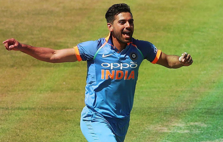 দীপক চাহার: দুই ভাইকে এক সঙ্গে আবার ভারতীয় দলে দেখা যেতে পারে। আইপিএলে চেন্নাই-এর হয়ে দারুণ পারফর্ম্যান্স তাকে সুযোগ এনে দিয়েছে ভারতীয় দলে। এখন দেখার তিনি সেই সুযোগ কতটা কাজে লাগাতে পারেন।