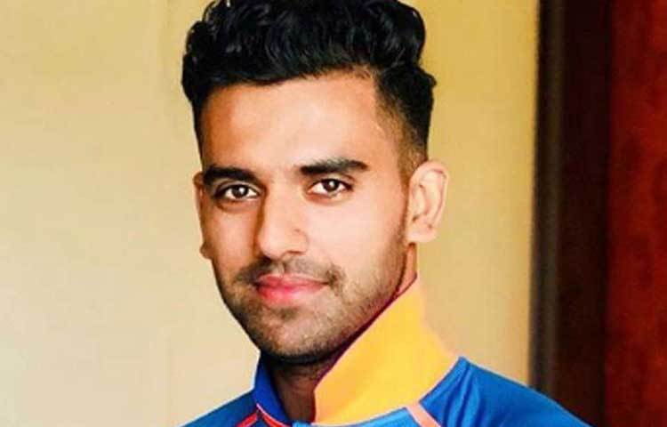 দীপক চাহার: ভারতের পেস ব্যাটারির অন্যতম ভবিষ্যৎ অস্ত্র হয়ে উঠতেই পারেন খলিল আহমেদ। বাঁ-হাতি এই পেসার উইকেটও পেয়েছেন একটি ম্যাচে। কিন্তু তার জায়গায় আজ দলে আসতে পারেন দীপক চাহার। ভারতীয় বোলিংয়ে একটু পরীক্ষানিরীক্ষার অবকাশ আজ আছে বলেই তরুণ এই মুখকে আজ দেখা যেতে পারে মেন ইন ব্লুুয়ের সারিতে।