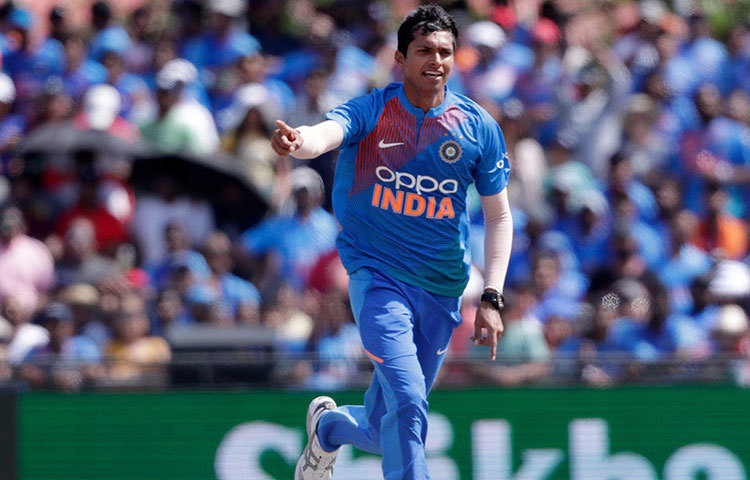 নবদীপ সাইনি: তরুণ বোলারের গতি চমকে দিয়েছে অনেককেই। ভুবি-শামির পাশে অভিজ্ঞতা অর্জনের সুযোগ থাকবে তার কাছে। তবে দলে আসতে পারেন বাঁ-হাতি পেসার খলিদ আহমেদও। তাহলে বাদ পড়ার আশঙ্কা থাকছে সাইনির।