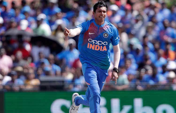 নবদীপ সাইনি: গত ম্যাচে ছাপ ফেলতে ব্যর্থ হয়েছেন খলিল আহমেদ। তাই আজকের ম্যাচে সুযোগ দেওয়া হতে পারে টি-টোয়েন্টি সিরিজে ভালো খেলা দিল্লি পেসারকে। সুযোগ পেলে নিজেকে প্রমাণ করতে উজাড় করে দেবেন তিনি এ কথা বলাই যায়।