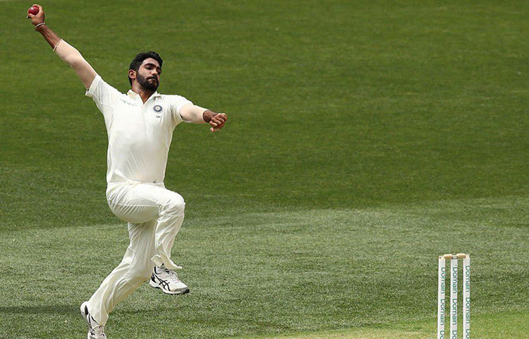 যশপ্রিত বুমরা: একদিনের ক্রিকেটে তাকে বিশ্রাম দিয়ে টেস্ট ক্রিকেটে ফিরিয়ে আনা হয়েছে। তার বিষাক্ত ইয়র্কার যেভাবে ব্যাটসম্যানকে ছোবল মারে, তাতে কুপোকাত হন অনেক বড় ব্যাটসম্যানই। তরতাজা বুমরা যে আরও বেশি বিষাক্ত হয়ে উঠবেন সেই আশা করতেই পারেন ক্রিকেটপ্রেমীরা।