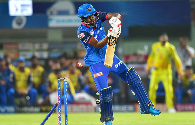 উল্টো দিকে বোলিং খুব ভালো শুরু করলে যত খেলা এগিয়েছে, ততই নিষ্প্রাণ ও ছন্নছাড়া লেগেছে দিল্লির খেলা। খেলাটা যে কেবল মাঠের বাইরের মস্তিষ্কের উপর ভর দিয়ে হয় না, মাঠের ভিতরেও একই রকম সক্রিয় একটা ক্রিকেটমস্তিষ্ক লাগে, তারই প্রমাণ দিলেন ধোনি তথা চেন্নাই।