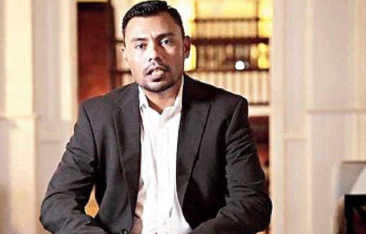 হঠাৎই ২০১৮ সালে এক টিভি চ্যানেলে সবাইকে চমকে দিয়ে তার বিরুদ্ধে আনা সমস্ত অভিযোগ তিনি স্বীকার করে নেন। এবং আপামর পাকিস্তানবাসীর কাছে ক্ষমাও চেয়ে নেন। দাবি করেন, অনু ভট্ট নামে এক বুকির পাল্লায় পড়েই তিনি এই কাজ করেছেন।