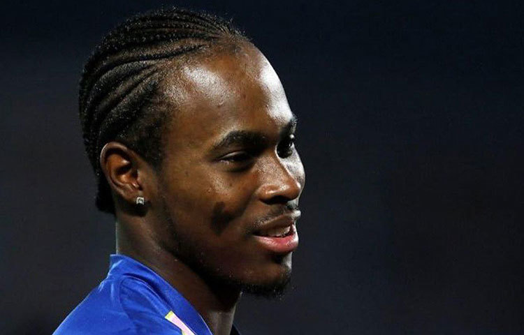 জোফ্রা আর্চার: এখনও পর্যন্ত কোনো আন্তর্জাতিক ম্যাচ খেলেননি। বলা ভালো কোনো দেশের হয়ে খেলার সুযোগই পাননি। এক সময় ওয়েস্ট ইন্ডিজ এবং ইংল্যান্ড— দু’টি দলের দরজাই খোলা ছিল তার সামনে। যদিও শেষ পর্যন্ত কোনও দলেই সুযোগ পাননি। মূলত বোলিং অলরাউন্ডার হিসেবেই পরিচিত আর্চার।