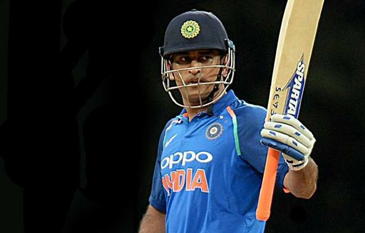 মহেন্দ্র সিং ধোনি: ভারতীয় দলের সেরা ফিনিশার বলা হয় মহেন্দ্র সিং ধোনিকে। শুধু ব্যাট হাতে নয়, উইকেটের পিছনে দাঁড়িয়ে একের পর এক ব্যাটসম্যানের ক্যাচ তালুবন্দি করেছেন। তার নেতৃত্বেই ২০১১ সালে বিশ্বকাপ জেতে। এমন এক ক্রিকেটারের সর্বকালীন সেরা দল থেকে বাদ পড়াটাও অত্যন্ত আশ্চর্যের বলে মনে করছেন বিশেষজ্ঞরা।