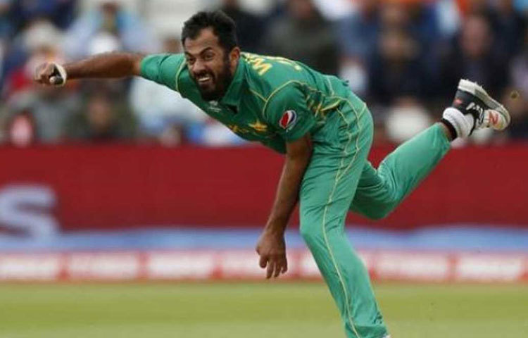 দু’বছর আগে চ্যাম্পিয়ন্স ট্রফির ফাইনালে ভারতের বিরুদ্ধে ৮.৪ ওভারে ৮৯ রান খরচ করার পরেই ওয়াহাব রিয়াজকে কার্যত বাতিলের খাতায় ফেলে দিয়েছিলেন নির্বাচকেরা। তার পরেই অদ্ভুতভাবে শেষ মুহূর্তে বিশ্বকাপের দলে ডাক পান ওয়াহাব। ৩৩ বছরের বাঁ-হাতি এই পাক পেসার বিশ্বকাপে ভালো ফর্মে রয়েছেন। চলতি বিশ্বকাপে এখনো পর্যন্ত ৪টি উইকেট পেয়েছেন তিনি।