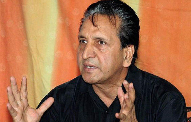 ক্রিকেট মহলে সমালোচনার ঝড় ওঠে। কিংবদন্তি লেগস্পিনার আব্দুল কাদির থেকে মহসিন খান- সবাই তার তীব্র প্রতিবাদ করেন।