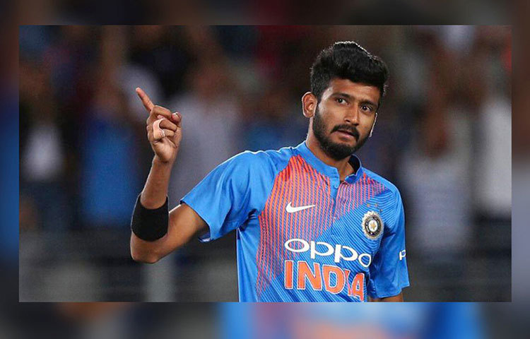 খলিল আহমেদ: তরুণ বাঁহাতি পেসারকে এবার তৈরি করার সময় এসেছে ভারতীয় দলের। কারণ এই ভারতীয় দলে পেসার একাধিক থাকলেও বাঁ-হাতি বোলার নেই। সেই জায়গা নিতে পারেন খলিল আহমেদ। নির্বাচকরা এই সিরিজে হয়তো দেখে নিতে চাইছেন তাকে।