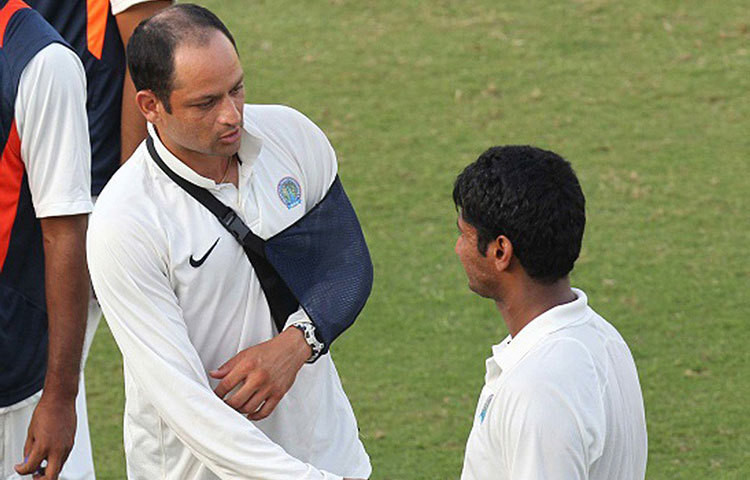 প্রথমে মহারাষ্ট্র, পরে মধ্যপ্রদেশ, শেষে রাজস্থানের হয়ে খেলতেন তিনি। ঘরোয়া ক্রিকেটের অন্যতম সেরা ব্যাটসম্যান বলা হয় তাকে, ১৪৬টি ম্যাচে ১০ হাজার ৪০০ রান করেছেন তিনি। গড় ৫২-এর চেয়ে খানিকটা বেশি।