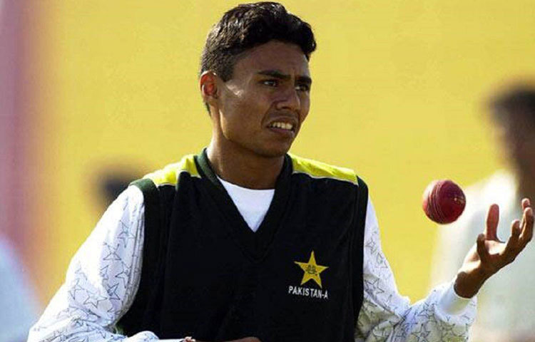 বিতর্কিত এই মানুষটি পাকিস্তানের হয়ে মোট ৬১টি টেস্ট ম্যাচ খেলেন। ঝুলিতে রয়েছে মোট ২৬১টি উইকেট। গড় ৩৪.৭৯।