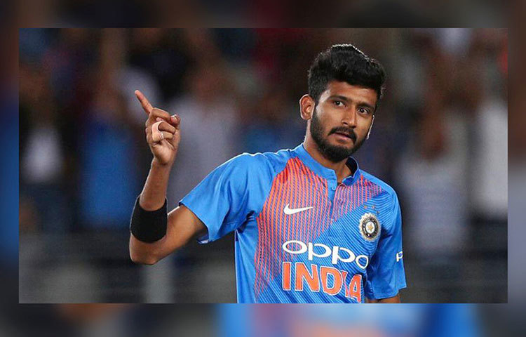 খলিল আহমেদ: তরুণ বাঁ-হাতি পেসারকে এবার তৈরি করার সময় এসেছে ভারতীয় দলের। কারণ এই ভারতীয় দলে পেসার একাধিক থাকলেও বাঁ-হাতি বোলার নেই। সেই জায়গা নিতে পারেন খলিল আহমেদ। নির্বাচকরা এই সিরিজে হয়তো দেখে নিতে চাইবেন তাকে।