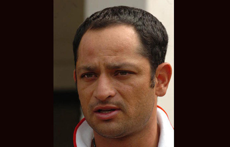 হৃষিকেশের বাবা হেমন্ত কানিতকর ১৯৭৪-১৯৭৫ মৌসুমে দেশের হয়ে ওয়েস্ট ইন্ডিজের বিরুদ্ধে দু’টি টেস্ট ম্যাচে খেলেছিলেন। ২০১৫ সালে প্রয়াত হন হেমন্ত।