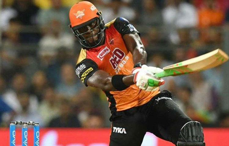 ক্রিস লিনের পরিবর্তে কার্লোস ব্রেথওয়েটকে ভাবতেই পারে কলকাতা নাইট রাইডার্স। কার্লোস বিগ হিটার। প্রয়োজনে বলটাও করে দিতে পারেন। তাকে প্রথম একাদশে নেওয়ার সুযোগ এসেছে বলেই মনে করা হচ্ছে।