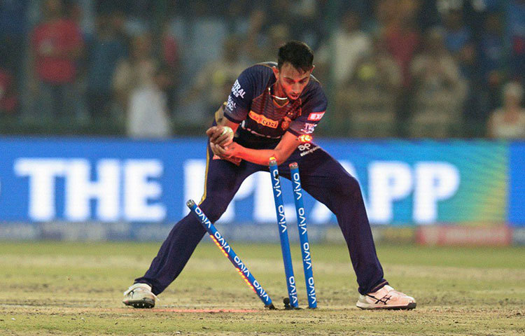 প্রসিদ্ধ কৃষ্ণ: তিনি থাকতে পারেন এগারো নম্বরে। আগের চেয়ে অনেক ভাল বল করছেন। চাপের মুখে ভাল বল করার ক্ষমতা রাখেন। নেটে অনুশীলন করছেন রাসেলের সঙ্গে। তাই বিপক্ষকে চাপে ফেলতে পারেন।