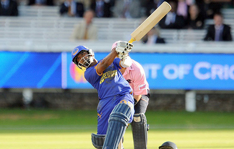 ২০০৮ সালের আইপিএলে নজর কেড়েছিলেন তিনি। রাজস্থান রয়্যালসের হয়ে ৯ ম্যাচে ৩১১ করেছিলেন সেবার। স্ট্রাইক রেট ছিল ১৩৩.৪৭। গড় ৩৪.৫৫।