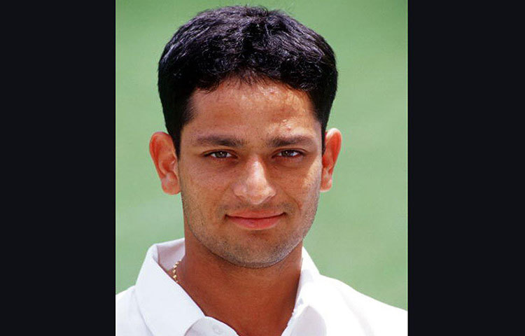 প্রথম শ্রেণির ক্রিকেটে ১৯৯৪-১৯৯৫ মরসুম নাগাদ ডেবিউ হয় হৃষিকেশ কানিতকরের।