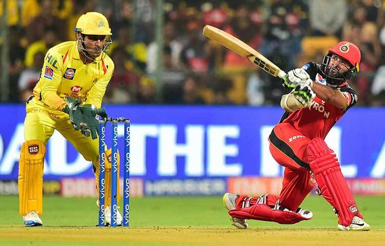 ওপেনার হিসেবে পার্থিব প্যাটেলের ফর্ম নিয়ে একেবারেই চিন্তায় নেই ক্যাপ্টেন কোহলি। সিএসকের বিরুদ্ধে ৩৭ বলে ৫৩ রানের দুরন্ত ইনিংস খেলেছেন। উইকেটের পিছনে দাঁড়িয়ে শেষ বলে এক টিপে শার্দূল ঠাকুরকে রান আউট করে টিমকে অবিশ্বাস্য জয় এনে দিয়েছেন। ফলে ওপেনারের স্লটে আজও নামতে পারেন পার্থিব।