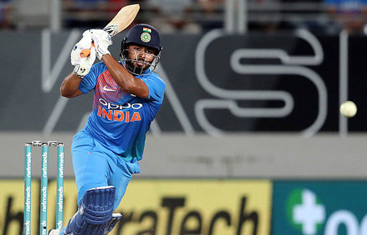 ঋষভ পান্থ: ভারতীয় দলের এই উইকেটরক্ষক ব্যাটসম্যানটির দিকে এই মুহূর্তে অনেকের নজর রয়েছে। ঋষভের ব্যাটিং দক্ষতা নিয়ে কোনো প্রশ্নই নেই। তাকে বাদ দেওয়া নিয়ে প্রশ্ন তুলেছিলেন অনেকেই।