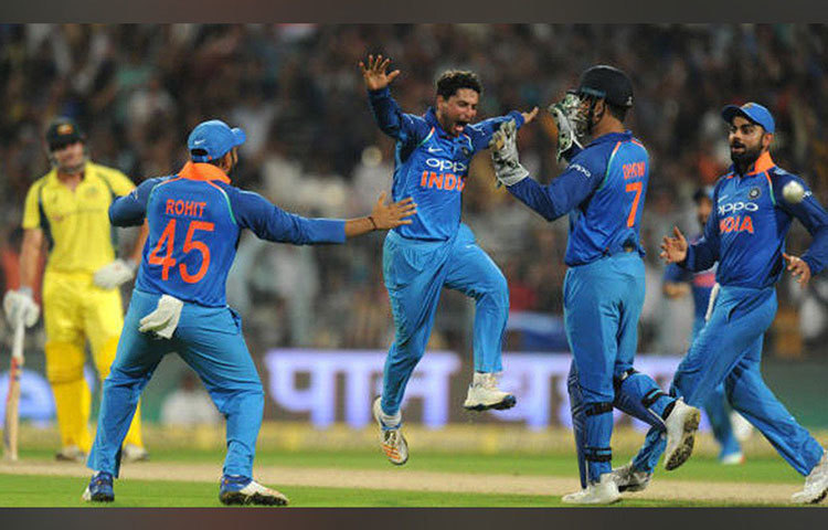 এগিয়ে আসছে বিশ্বকাপ। কে জিতবে এ বারের বিশ্বকাপ, তা নিয়ে বিশেষজ্ঞরা ইতিমধ্যেই ভবিষ্যদ্বাণী করতে শুরু করে দিয়েছেন। শেষবারের মতো কারা নামতে পারেন ভারতীয় দলের জার্সি গায়ে?