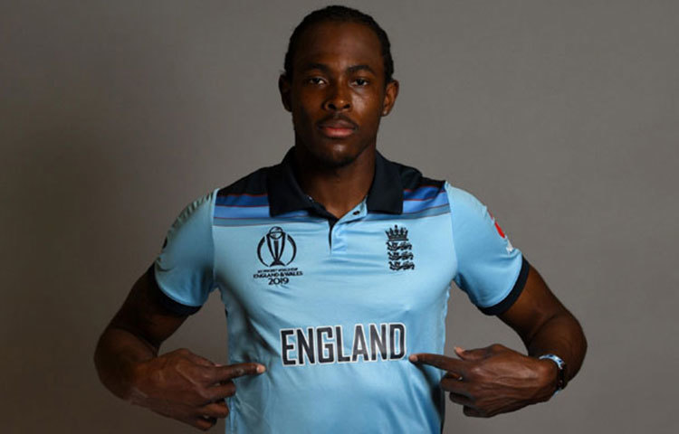 ইংল্যান্ডের এবারের জার্সির সঙ্গে ১৯৯২ বিশ্বকাপের জার্সির মিল রয়েছে। ২৭ বছর আগের বিশ্বকাপের সঙ্গে এবারের বিশ্বকাপের ফরম্যাটে মিল আছে। তাই কী সৌভাগ্যের খোঁজে ইংল্যান্ডের এমন উদ্যোগ?